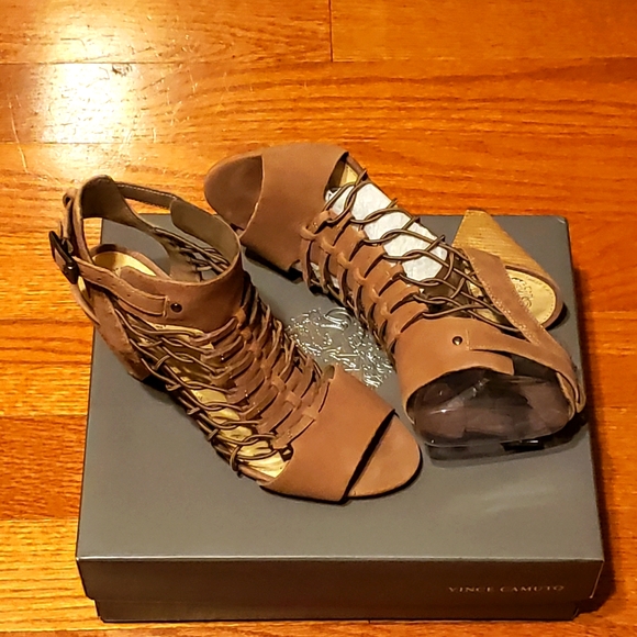 VINCE CAMUTO VC-EVEL SMOKE TAUPE LEATHER SANDAL - Picture 5 of 8